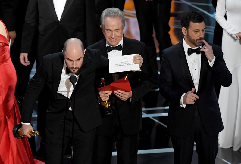 Jordan Horowitz holds up the winner card reading actual Best Picture winner 'Moonlight'