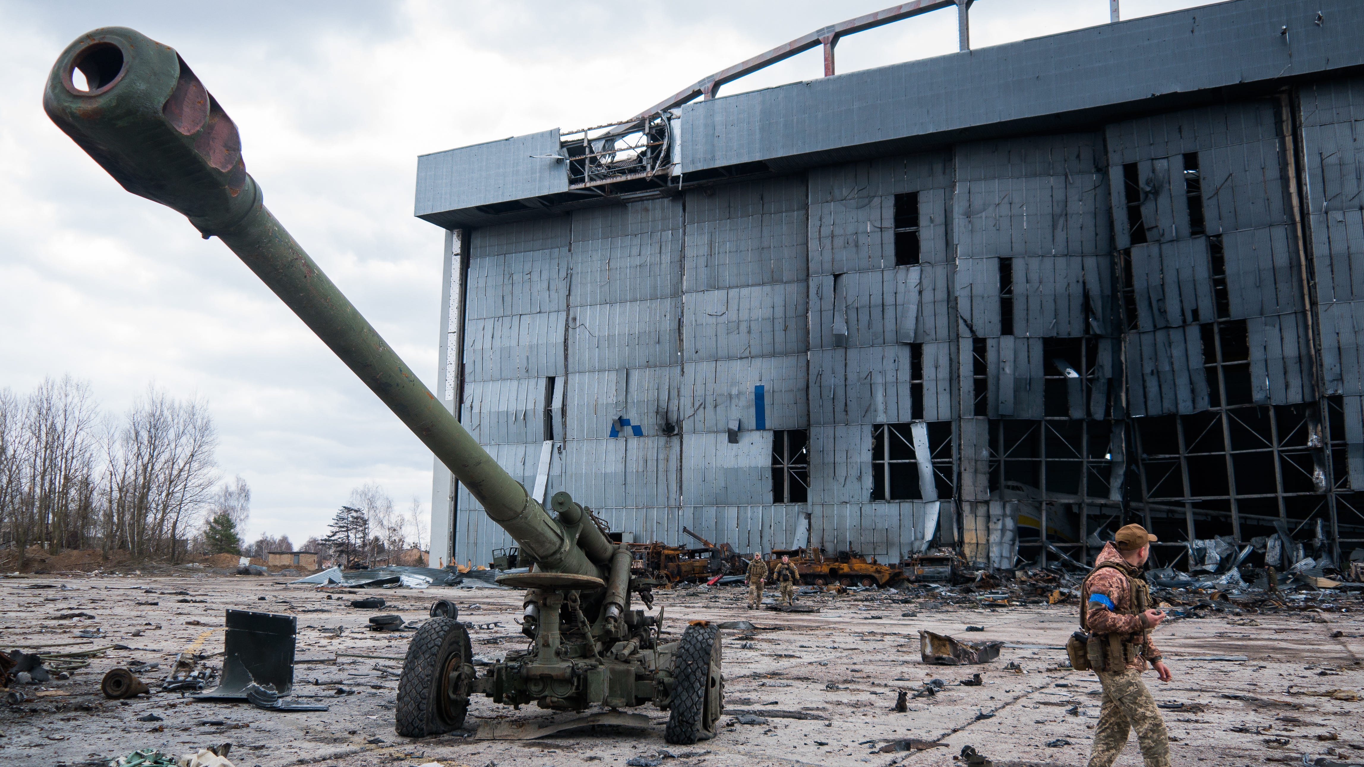 Ukrainian man leaves safety of home to share images of destroyed cities with world