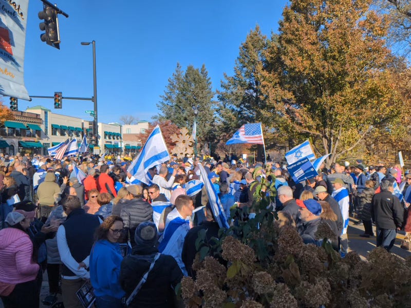 Hundreds of Israeli supporters came out in Northbrook on Sunday, in response to a rally that was organized as a call for a ceasefire in Gaza.