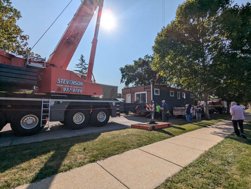 truck lifting house