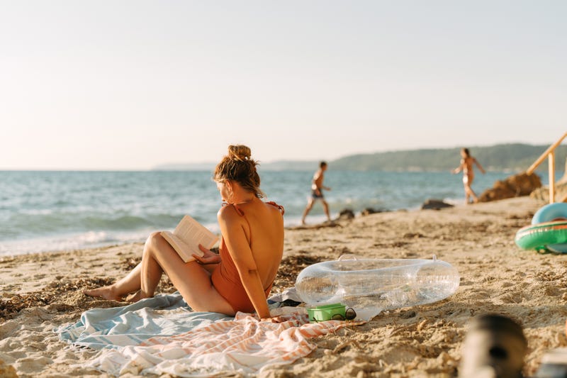 5 Page-Turners to Add to Your Summer Reading List | Bee Well