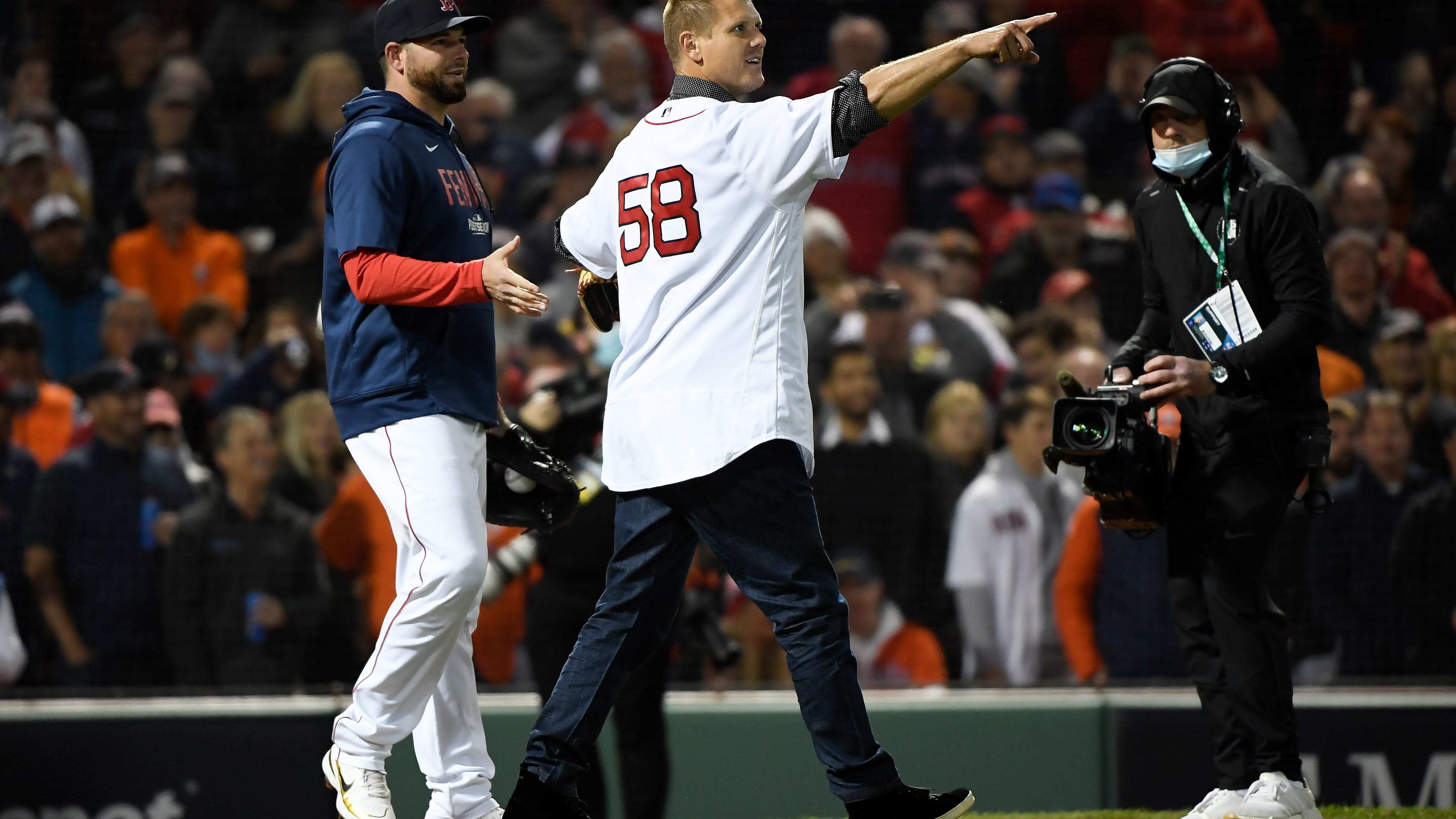 Jonathan Papelbon challenges ESPN to make documentary about Varitek 'whipping' A-Rod