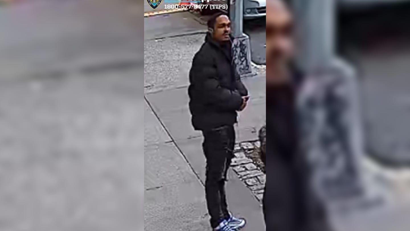 Woman, 70, robbed of $20 at knifepoint in the Bronx; suspect sought