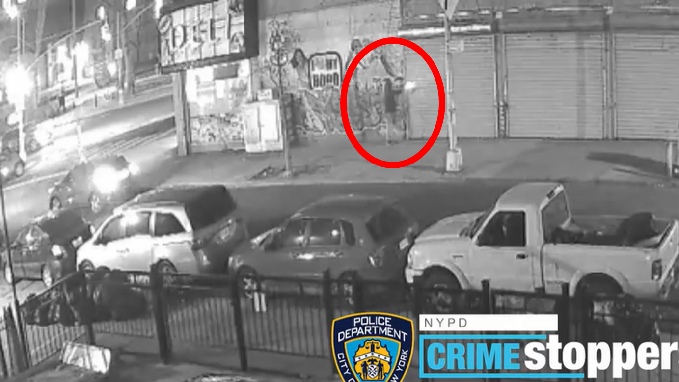 VIDEO: La policía de Nueva York busca a un sujeto que disparó repetidamente un arma en una calle del Bronx