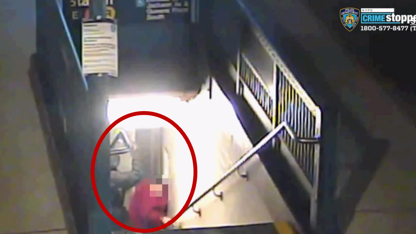 VIDEO: La golpean con un con un martillo en la cabeza para robarla en el metro de Nueva York