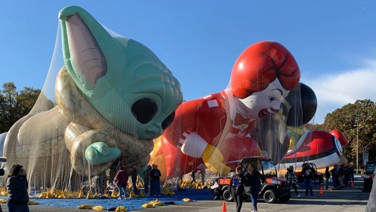 Desfile de Acción de Gracias de Macy's: Realizan vuelo de prueba con los globos de Baby Yoda y Ronald McDonald