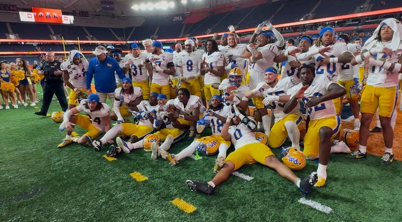 Pitt team picture in win over Syracuse