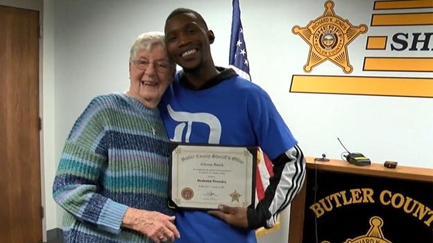 Watch: Good Samaritan takes down purse snatcher in Kroger parking lot