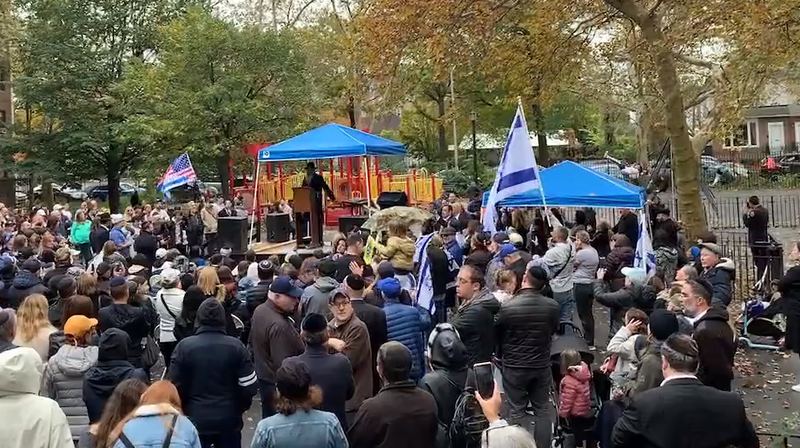 Hundreds united for Israel at a rally in a Brooklyn playground Sunday.