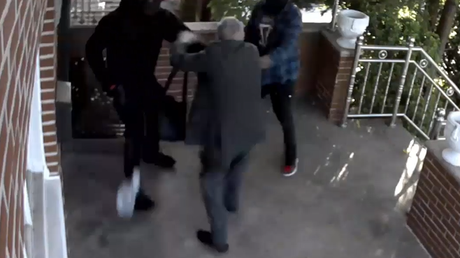 WATCH: Man, 68, has backpack snatched at gunpoint outside Queens home, 2 suspects sought