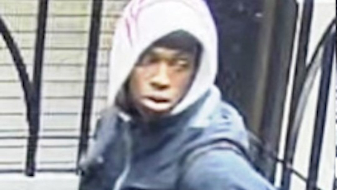 Man repeatedly stabbed in Queens subway during rush hour; suspect sought