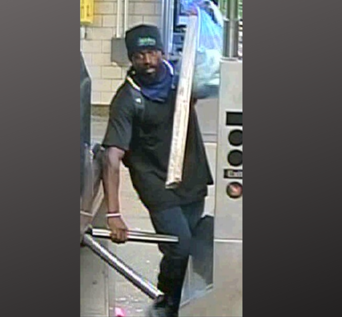 Man uses pole, glass bottle to damage Queens subway station