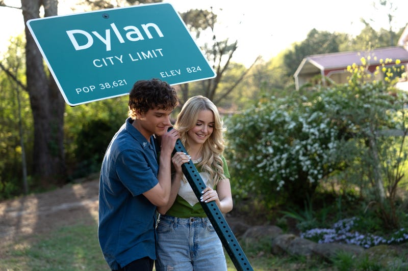Mason Thames as “Miller” and McKenna Grace as “Clara" in Regretting You from Paramount Pictures. | © 2025 PARAMOUNT PICTURES. ALL RIGHTS RESERVED.