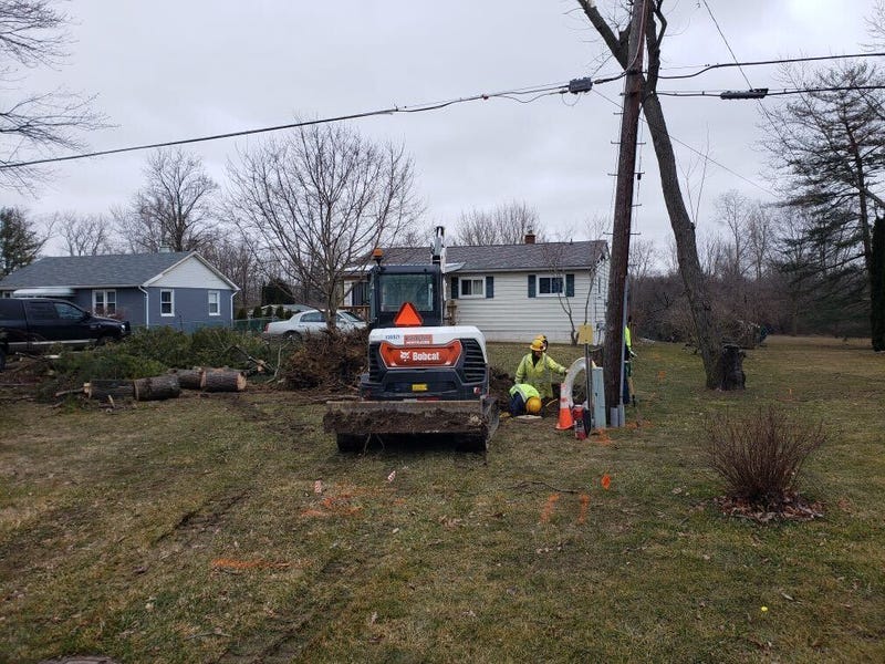 Crews work on power line after EF-2 tornado hits Grand Blanc