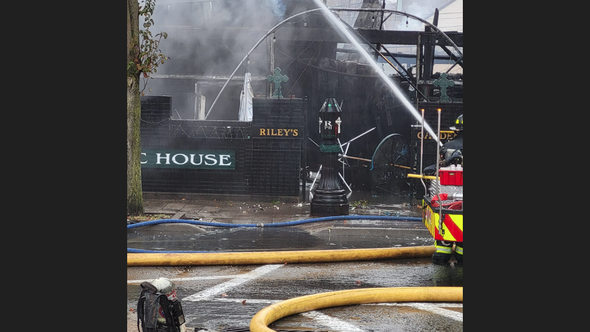 Large fire engulfs Riley's Pour House in Carnegie