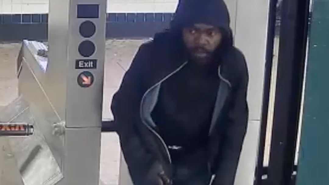 Subway rider mugged at gunpoint at Yankee Stadium station