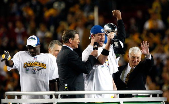 Ben Roethlisberger hoists the Lombardi Trophy