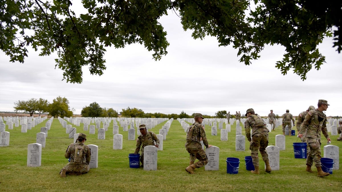 Army trainees honor the fallen at Fort Sill National Cemetery