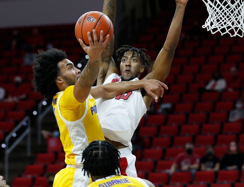 Champagnie contested layup