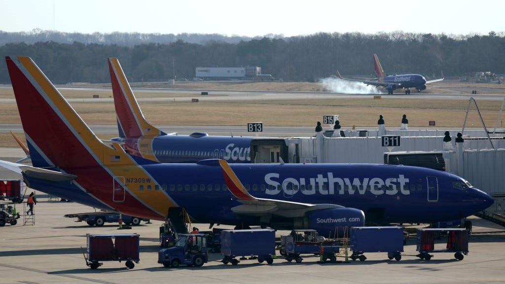 Southwest Airlines to start selling liquor on flights again