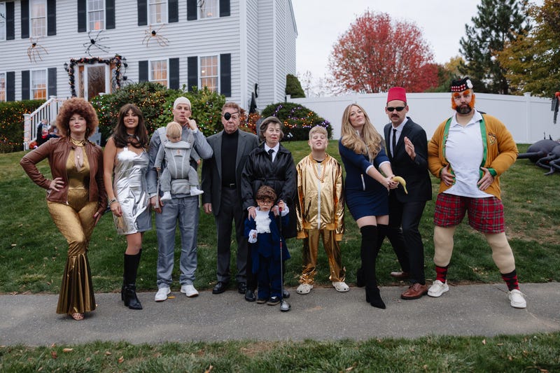 Kendra's friend Lauren and her entire family as Austin Powers