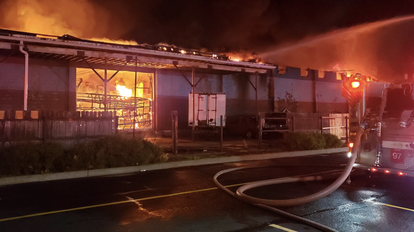 Extra-alarm fire engulfs Chicago warehouse