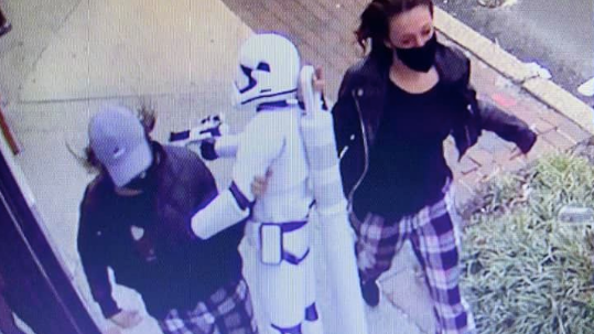 VIDEO: Thieves steal Stormtrooper statue from LI video game store