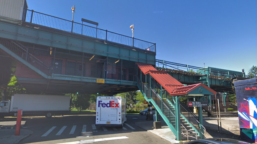 Man, 62, slashed in face on Brooklyn subway train
