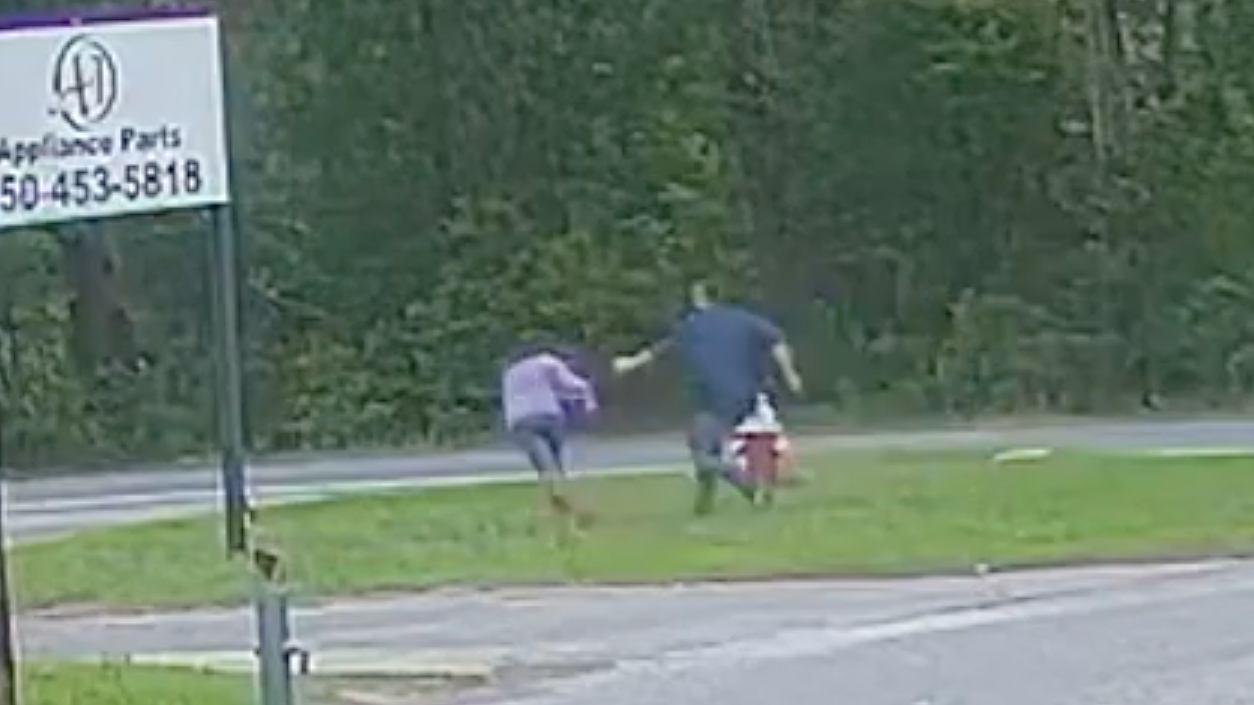 VIDEO: 11-year-old girl fights off man who allegedly tried to kidnap her at bus stop