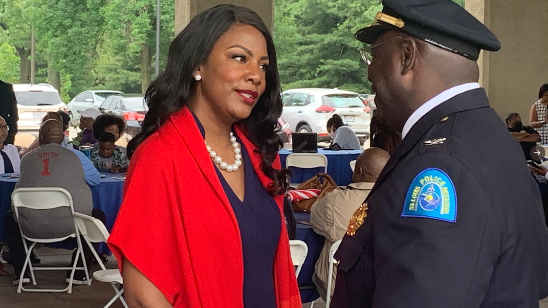 St. Louis mayor gives blessing to police chief