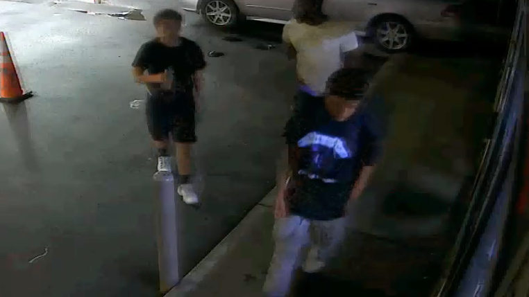 Men surround, threaten to kill driver in carjacking at Harlem gas station: NYPD