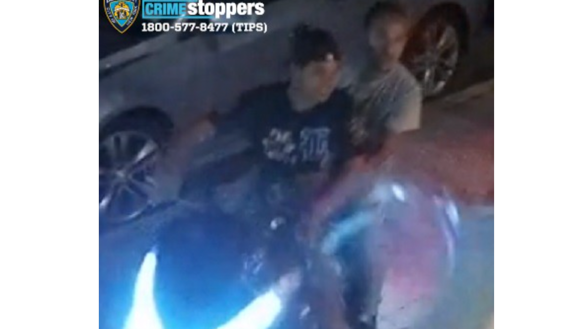 VIDEO: Scooter-sharing gunmen try to steal delivery man's e-bike