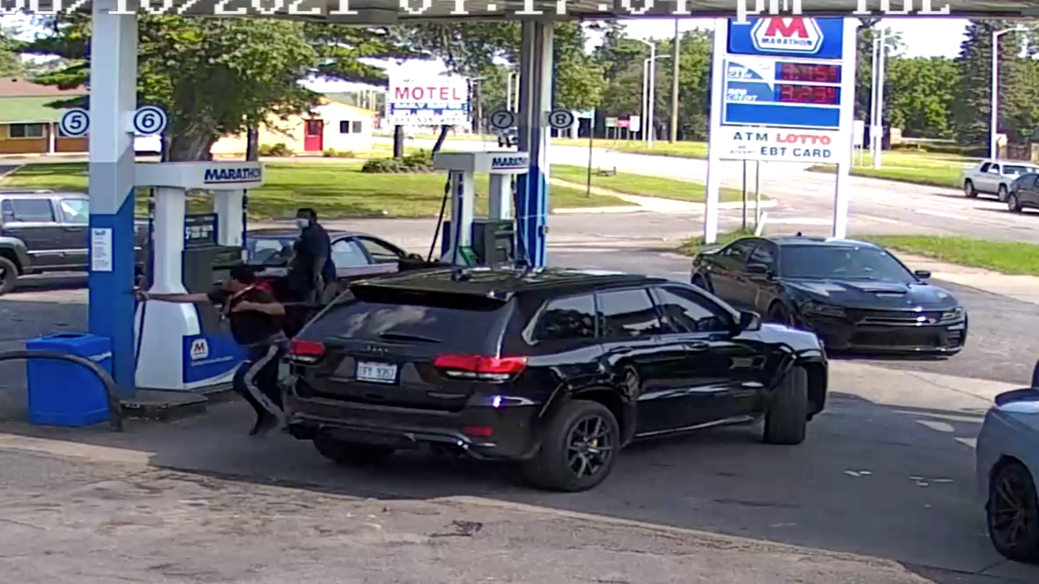 19-year-old killed, 17-year-old critically injured in shooting at Detroit gas station; suspect on the run (VIDEO)