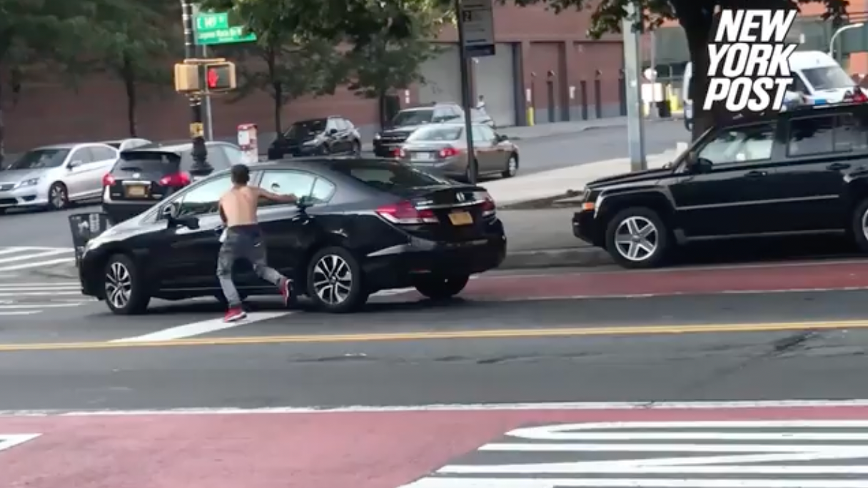 VIDEO: Bronx bystanders beat man who tries to break into car with spatula