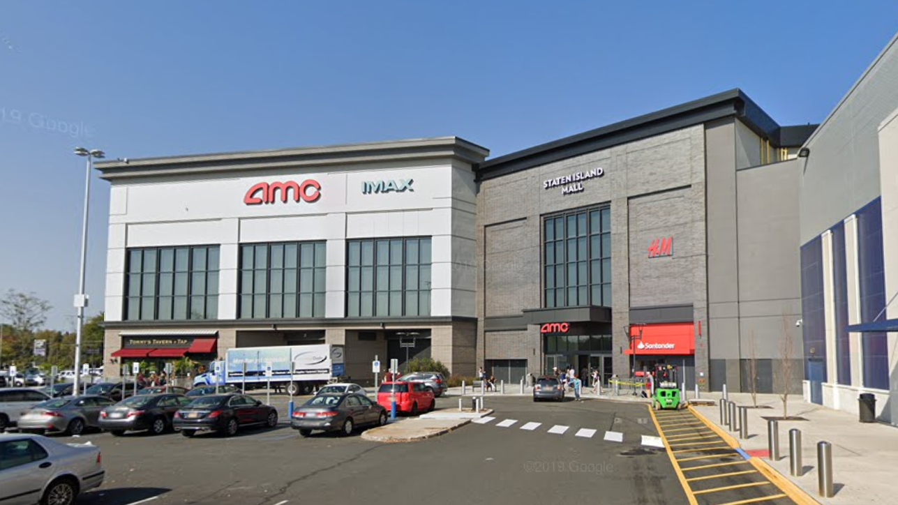 VIDEO: Anti-vaccine group fills Staten Island Mall food court in protest of NYC mandate