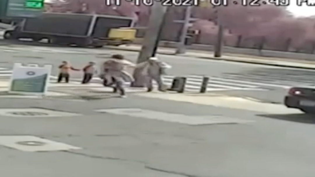 VIDEO: Man grabs girl in attempted kidnapping on Bronx street: police