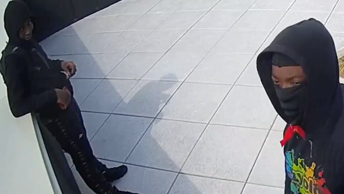 VIDEO: NYPD seeking pair who stabbed teen multiple times, stole backpack on Bronx roof