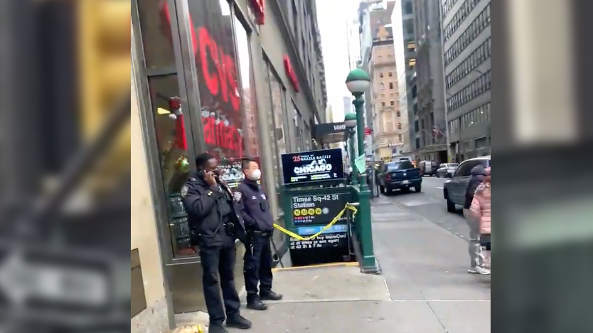Man, 25, slashed in face at Times Square subway station; suspect sought
