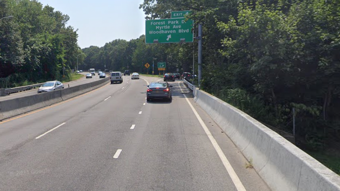 Man dies after hitting tree in Jackie Robinson Parkway crash: police