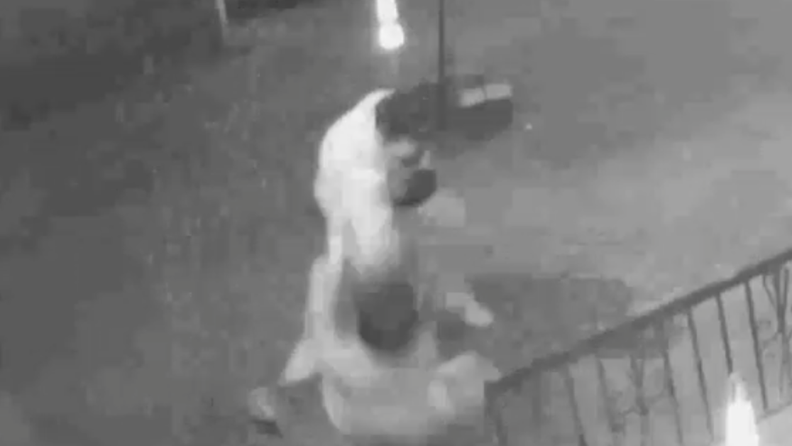 VIDEO: Man steals $5K cash from Brooklyn store, knocks worker to the ground