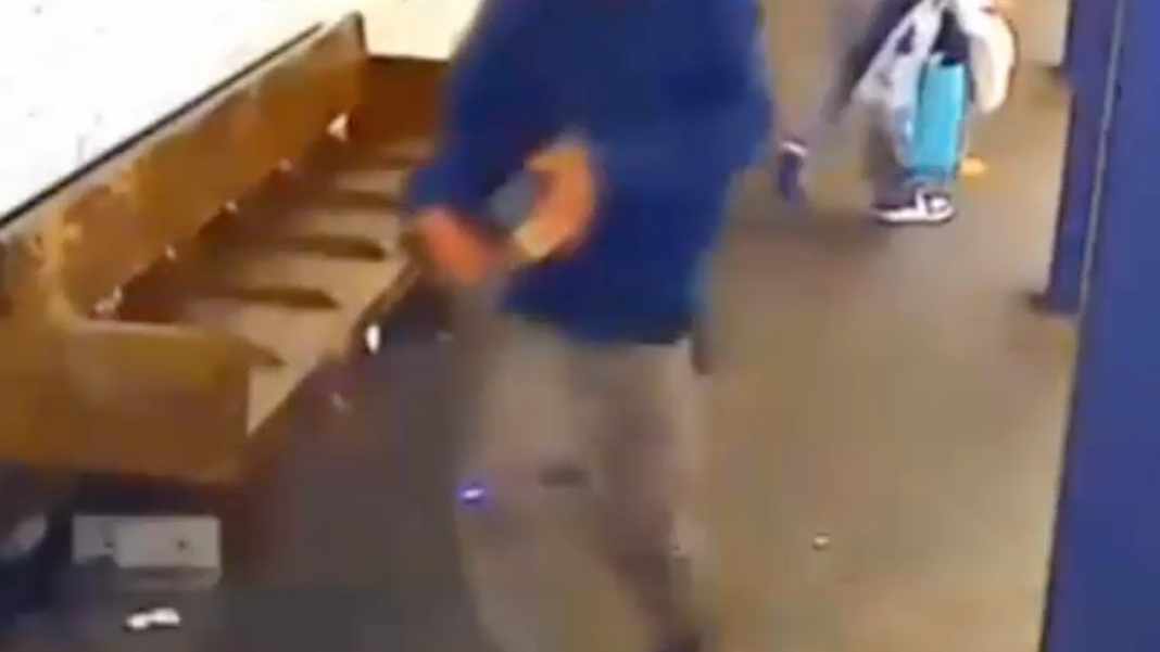 VIDEO: Man who violently robbed teen of shoes at Astoria subway station sought by NYPD