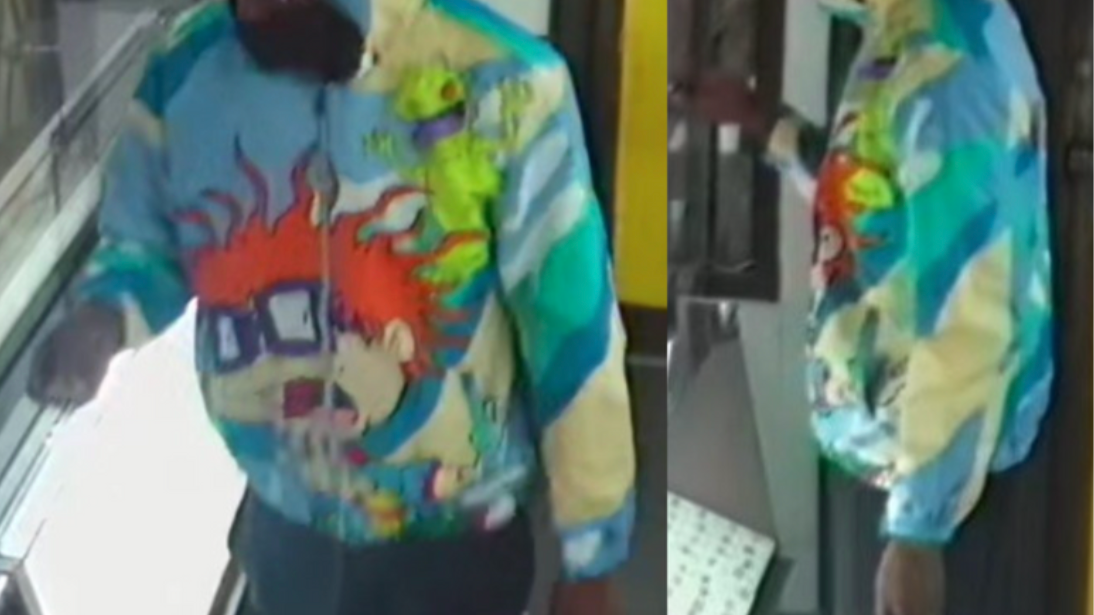 VIDEO: Thief in 'Rugrats' hoodie snatches $50K in chains from LES jewelry store