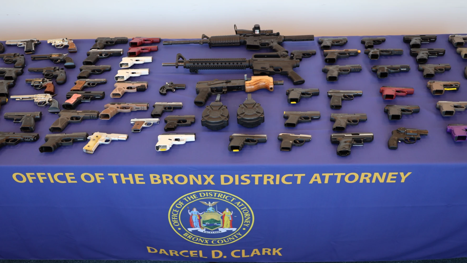 Bronx college student faces over 300 charges after selling guns, high capacity magazines to officer: DA