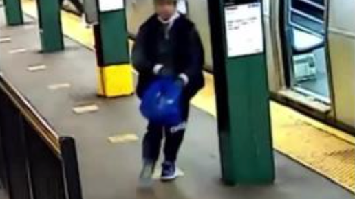 Knife-wielding man robs woman aboard subway train in Greenwich Village: NYPD