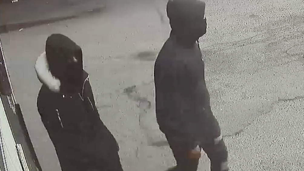 VIDEO: Duo who stole Mustang from Bronx lot after pretending to have gun sought by police