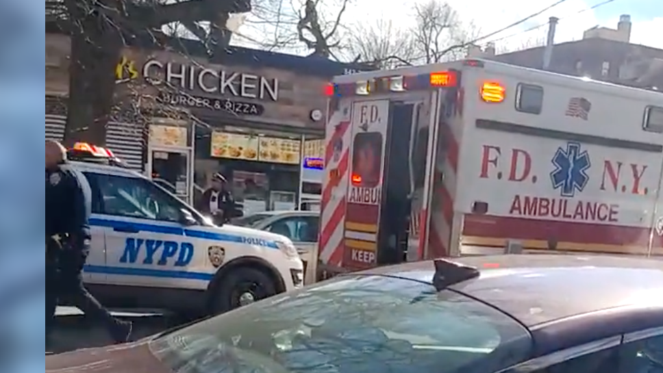 2 stabbed at Bronx restaurant; 2 female assailants sought: NYPD