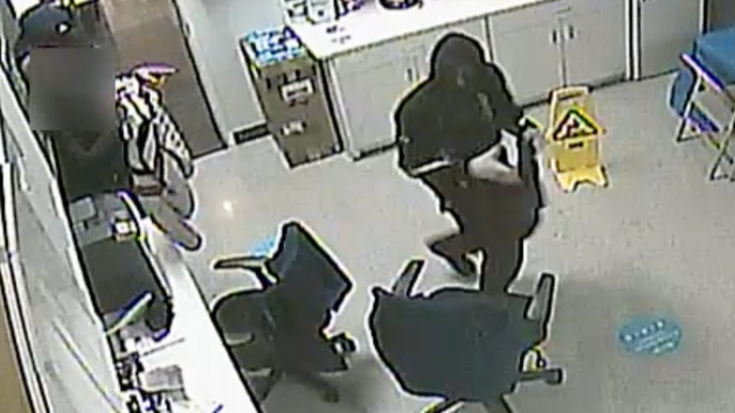 VIDEO: Armed duo steal over $110K in cellphones from Bronx AT&T stores