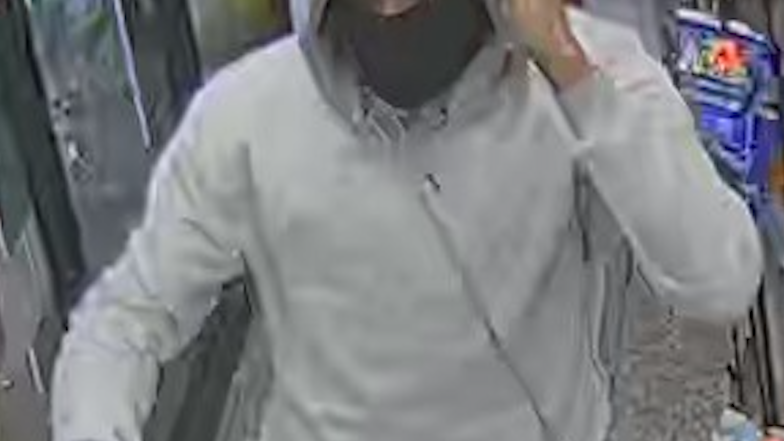 VIDEO: Suspect sought after man shot in would-be Bronx bodega robbery