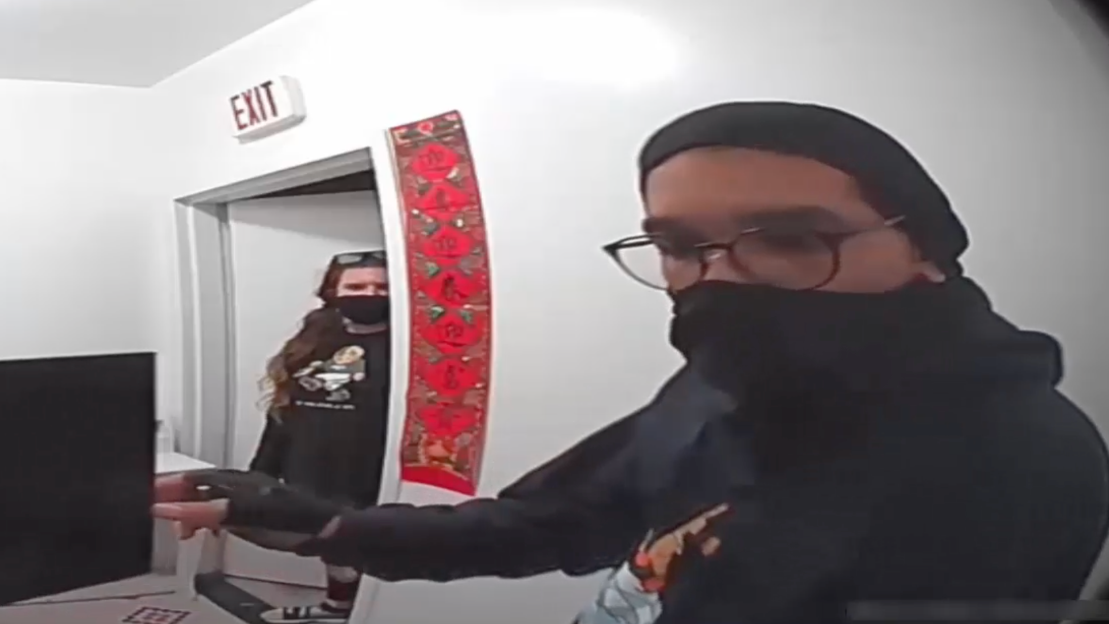 NEW VIDEO: Couple sought in string of burglaries targeting Queens businesses