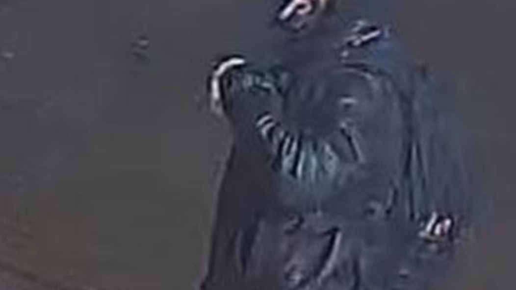 VIDEO: Man sought in pair of burglaries at Manhattan eateries